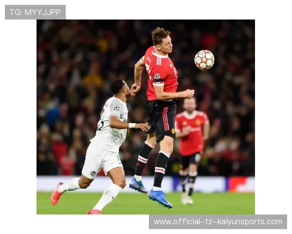 曹永竞边路内切后兜射远角，皮球擦着立柱飞出底线